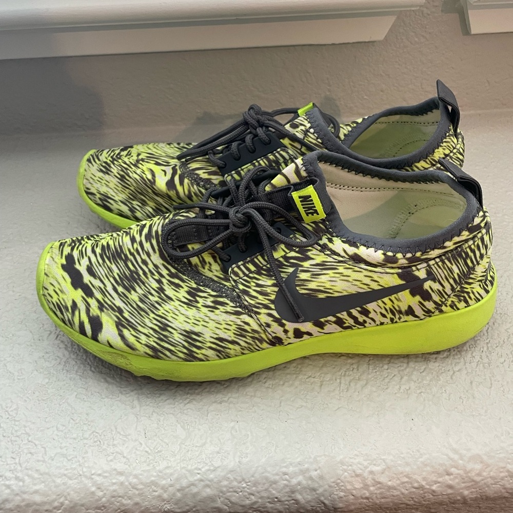 Nike womens athletic shoe